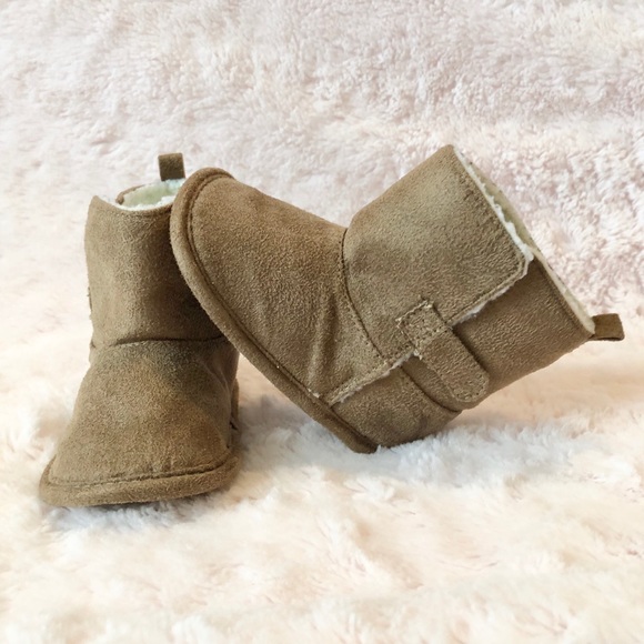 OshKosh B'gosh® Baby Faux-Fur Boot Crib Shoes - Picture 7 of 8